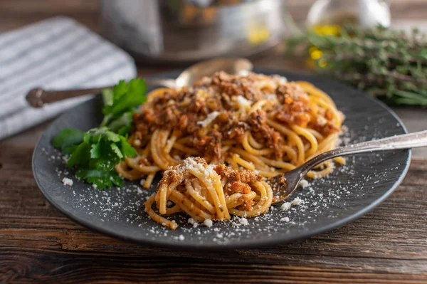 Traditional Fresh Cooked Italian Spaghetti Bolognese Grated Parmesan Cheese Served — Foto Stock