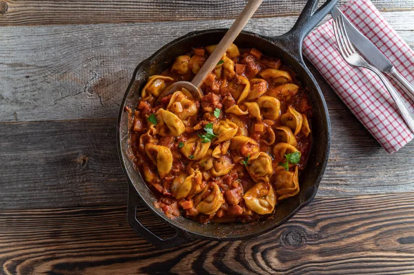 Piatto Pasta Tradizionale Italiano Cucinato Con Tortellini Pancetta Delizioso Sugo — Foto Stock