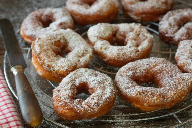 Ev yapımı taze kızarmış hamur tatlısı ya da soğutma rafında pudra şekerli tatlı börek.