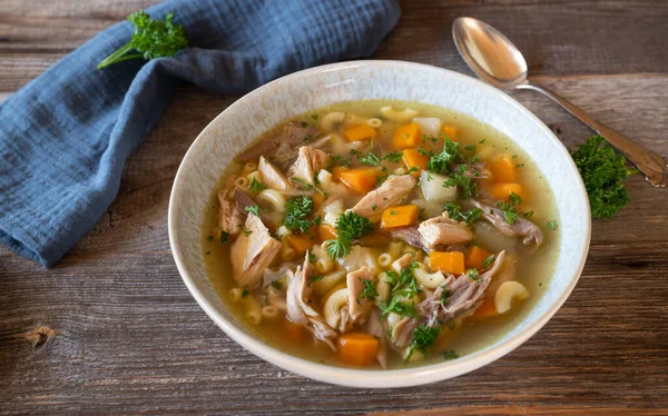 Traditional Homemade Fresh Cooked Chicken Soup Noodles Root Vegetables Served — 图库照片