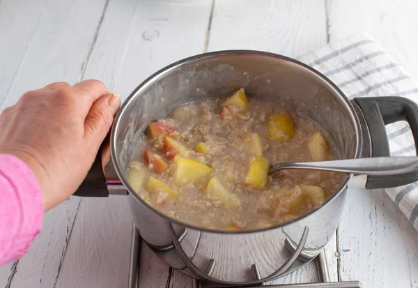 Comida Ligera Con Gachas Avena Cocidas Con Agua Manzanas Servido —  Fotos de Stock