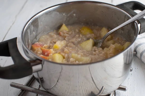 Olla Cocción Con Avena Gachas Hechas Con Agua Manzanas Servido —  Fotos de Stock