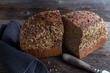 Ahşap masada bir somun ekmek. Kopyalama alanı ile kesişen bölüm görünümü