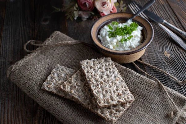 Diabetisch Diabetesvoedsel Met Volkoren Knäckebröd Kwark Kruiden Geserveerd Rustieke Donkere — Stockfoto