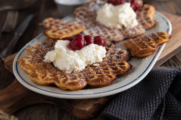 Waffles Forma Coração Redondo Com Chantilly Cerejas Sobremesa Tradicional Alemã — Fotografia de Stock