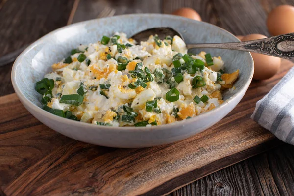 Cottage Kaas Met Gekookte Eieren Bieslook Heerlijke Gezonde Eiersalade Geserveerd — Stockfoto