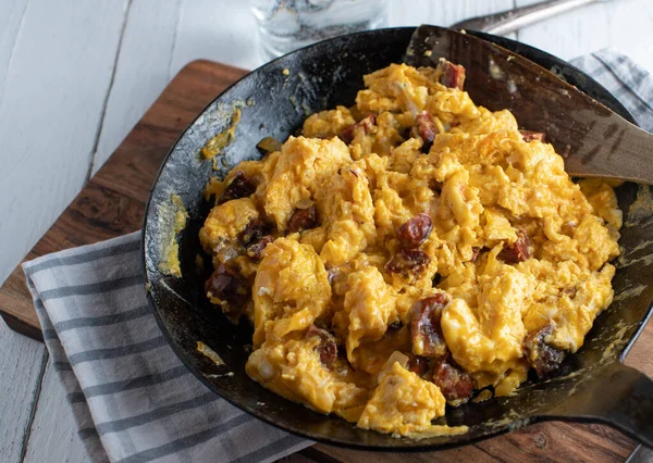 Uova Strapazzate Con Chorizo Una Padella Rustica Ghisa Servita Colazione — Foto Stock