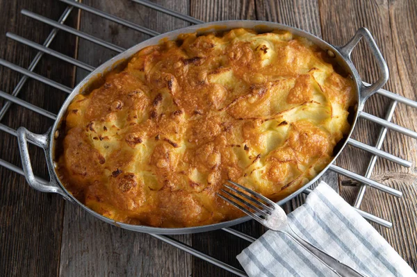 Köstliche Hausgemachte Frisch Gekochte Kartoffelgratin Mit Kartoffelpüree Käsekruste Und Leckerem — Stockfoto