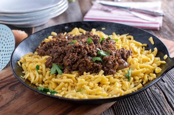 German Spaetzle Noodles Delicious Ground Beef Onion Sauce Rustic Frying — Foto Stock