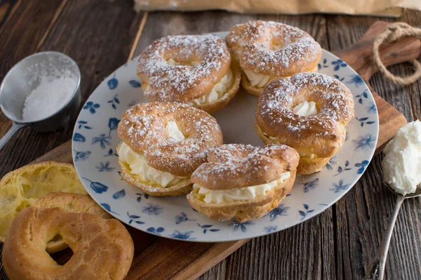 Placa Con Pastelería Choux Relleno Crema Batida Servido Sobre Fondo —  Fotos de Stock