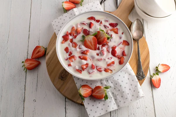 Postre Fresa Con Fresas Gruesas Yogur Sirve Tazón Aislado Sobre — Foto de Stock