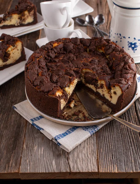 Torta Cioccolato Con Ripieno Cheesecake Tavolino Legno — Foto Stock
