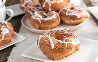 Kremalı hamur tatlısı. Geleneksel Alman hamur tatlısı, 