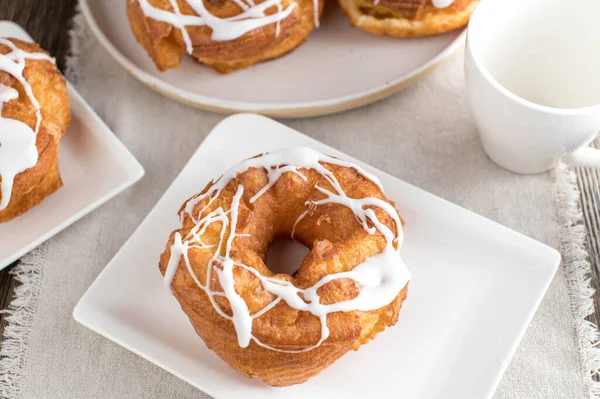 Smažené Chouxové Těsto Glazovanou Polevou Tradiční Německý Cruller — Stock fotografie