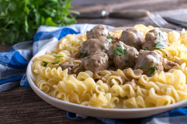 Geleneksel ve ev yapımı taze İsveç köftesi, krema soslu 