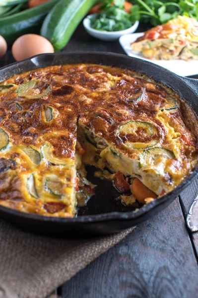 Gesunde Eierspeise Mit Ofen Gebackener Frittata Mit Gemüse Serviert Einer — Stockfoto