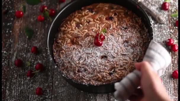 Ciasto Wiśniowe Lub Jest Podawane Stołu Patelni — Wideo stockowe