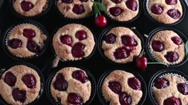 Taze ve ev yapımı ekşi kirazlı kek. Ahşap masa arkasında kek kutusunda servis edilmiş. Yakın çekim, gerçek zamanlı, uzaklaşma efekti.