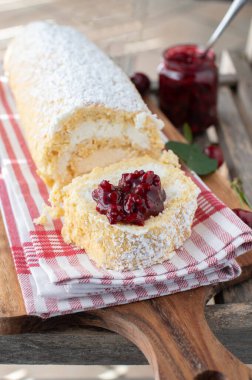 Ev yapımı İsviçre böreğiyle vişneli tatlı. Krem şanti ve komposto ile servis edilir..