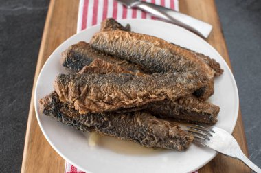 Tabakta kızarmış ringa balığı.. 