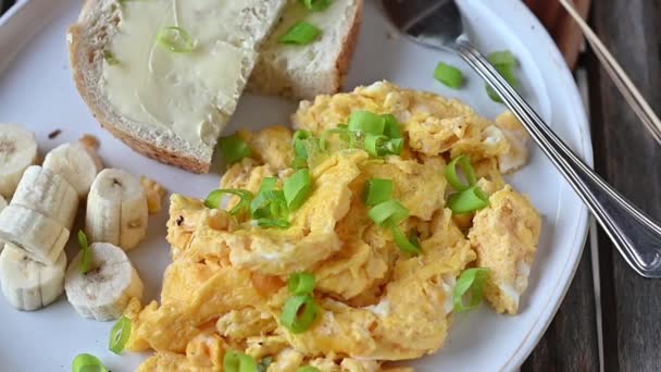Breakfast Plate Homemade Scrambled Eggs Topped Chives Served Sliced Bananas — Vídeo de Stock