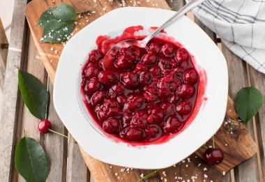 Kiraz ezmesi taze ve ev yapımı.