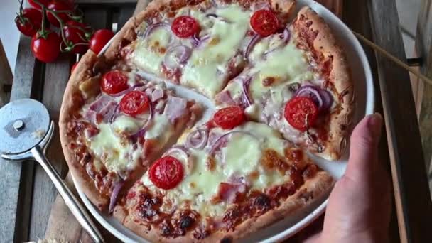 Fresh Baked Pizza Ham Mozzarella Cheese Red Onions Cherry Tomatoes — ストック動画