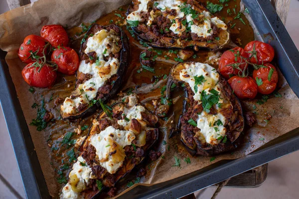 Stuffed Aubergines Ground Beef Feta Cheese Filling Served Baking Tray — Stockfoto