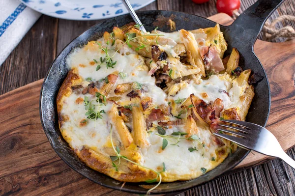 Fried Eggs Pasta Ham Red Onions Melted Mozzarella Cheese Served — Stockfoto