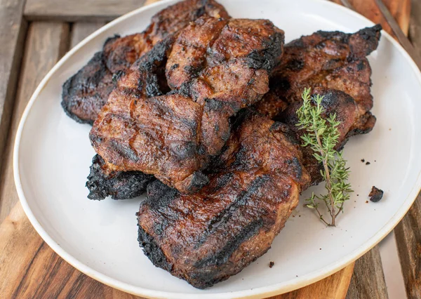 Steaks Porc Grillés Dans Une Assiette — Photo