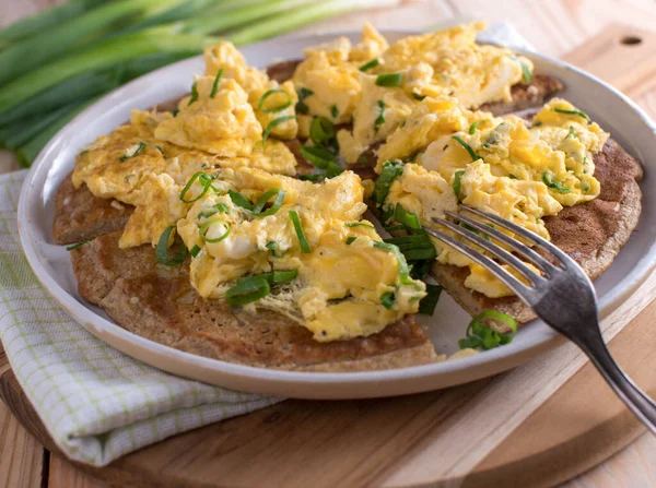 Oatmeal Pancake Scrambled Eggs Chives Plate Healthy Fitness Breakfast Lunch — Stockfoto