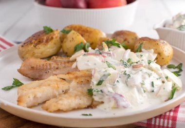 Kızarmış kırmızı balıklı hafif balık tabağı, patates ve ekşi krema sosu.