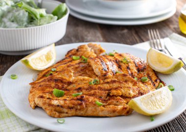 Az karbonhidratlı tavuk göğsü, lezzetli yeşil salata ve ekşi krema soslu.