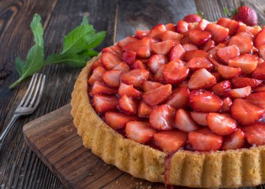 Taze çilekli tart ve ahşap masada izole edilmiş jöle.