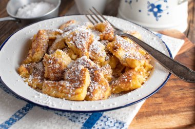 Geleneksel Avustralya kaiserschmarrn taze ve ev yapımı tava. Eski moda bir diş minesi tabağında çatalla servis edilir.