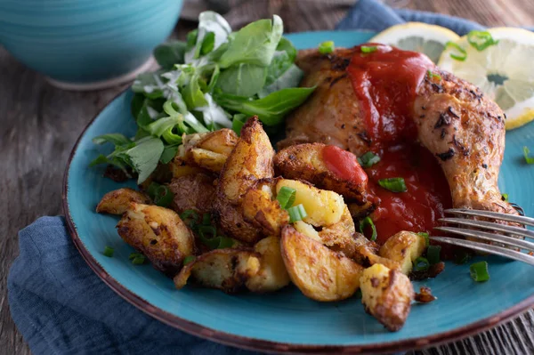 Stekt Potatis Tallrik Till Sidorätt Serveras Med Grillat Kycklingben Kryddig — Stockfoto