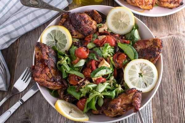 Lezzetli bir salatayla tam oyulmuş ve fırında pişmiş tavuk. Kızarmış sebze, zeytinyağı ve peynir ile yapıldı.