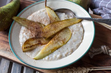 Kızarmış armut ve tarçınlı yulaf lapası.