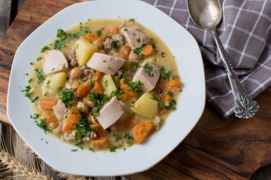 Sebzeli, patatesli, nohutlu, sosisli ve kıymalı güveç.