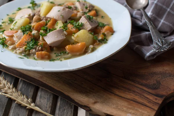 Sopa Patata Salada Con Verduras Garbanzos Salchichas Carne Picada —  Fotos de Stock