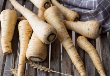 Ahşap arka planda havuçlar.