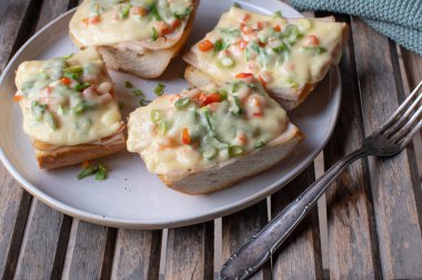 Fransız ekmeğinde ızgara jambonlu ve peynirli sandviç, soğanlı ve dolmalık biberli.