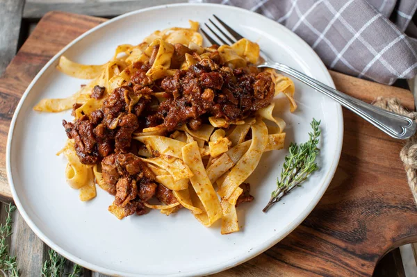 Ragù Italiano Con Pollo Pomodori Cipolle Aglio Erbe Aromatiche Salsa — Foto Stock