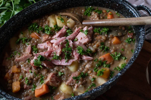 Sopa Lentejas Con Carne Cerdo Una Olla Pasada Moda Vista —  Fotos de Stock