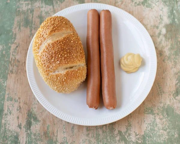 Vienna Sausage Mustard Sesame Seed Bun Plate — Stock Photo, Image