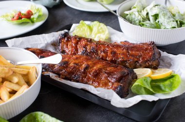 Domuz pirzolası ve ev yapımı patates kızartması ve salata.