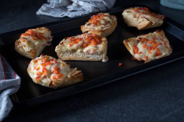 Tavuklu sandviç, peynirli ve dolma biberli Alman çöreği.