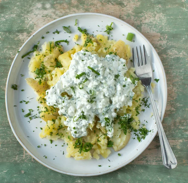 Gekookte Aardappelen Met Kwark Kruiden Een Bord Geïsoleerd Houten Tafel — Stockfoto