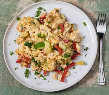 Çırpılmış yumurta ve sebze, beyaz tabakta. Genel bir görünümü kapat