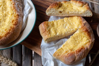 Kuarklı maya hamur işi, limon soslu. Ev yapımı.